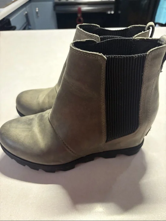 Sorel Grey Ankle Boots with Black Elastic - Picture 3 of 6